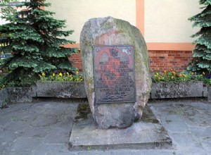 How many Poles collaborated with the secret police? 